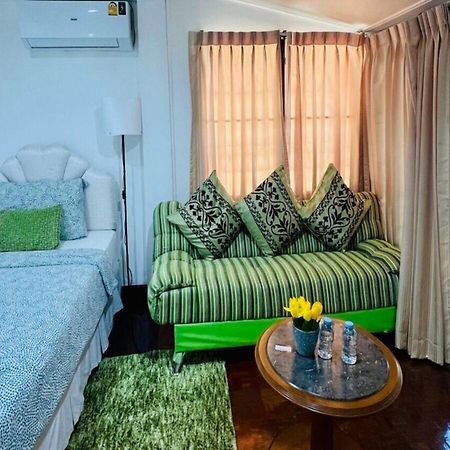Ree House@Soi Cowboy-Asoke Bts-Mrt Hotel Bangkok Exterior photo